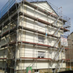 Dachfanggeruest-Geruestbau-Dachsanierung-Fassadengerüst-Mietshaus-Hessen-Altuntop_